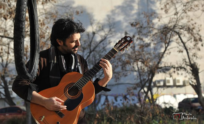 Με μια κιθάρα και τη φωνή του Πάνου Μπούσαλη ένα ακόμη μουσικό ταξίδι στο piano bar του Οινοκράτη