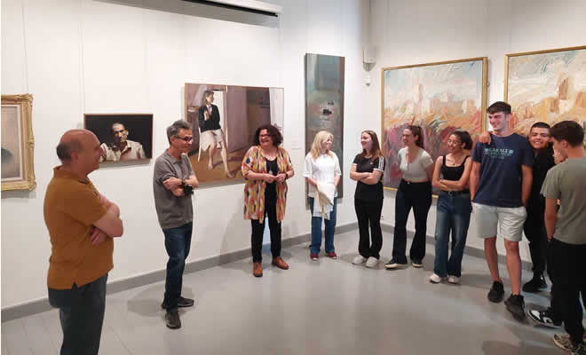 Ο ζωγράφος Γιώργος Ρόρρης μιλάει σε μαθητές του 1ου ΓΕΛ Σπάρτης στην Κουμαντάρειο Πινακοθήκη