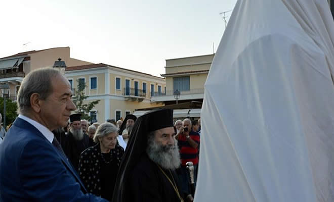 Οι προτομές των Λακώνων ποιητών Ρίτσου και Βρεττάκου κοσμούν πλατεία στο Γύθειο 