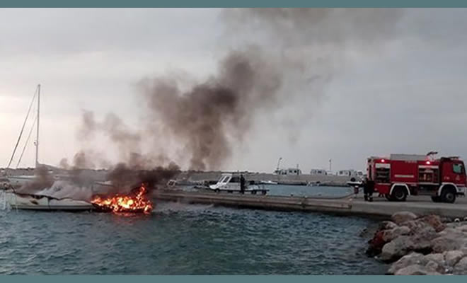 Φωτιά ξέσπασε σε σκάφος στη Μαρίνα Μονεμβασίας
