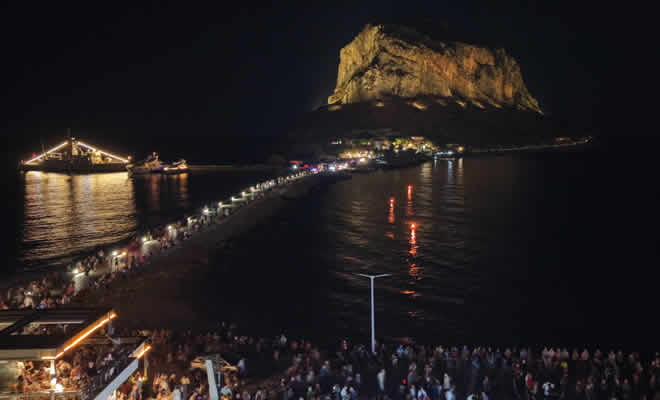 Με φόντο την επέτειο της Απελευθέρωσης φωταγωγήθηκε ο Βράχος της Μονεμβασιάς