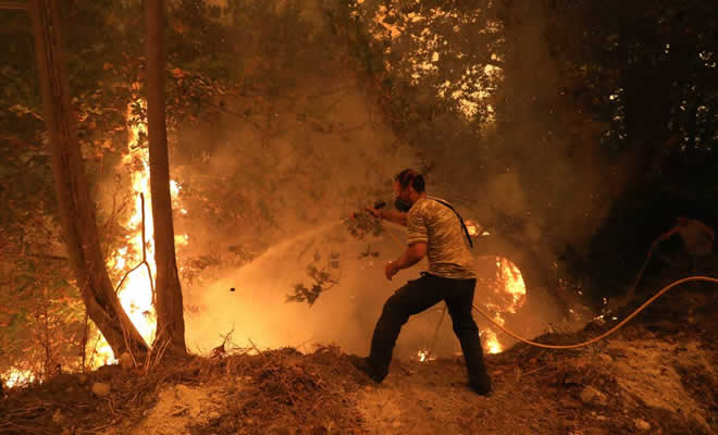 Φωτιά στη Μάνη: Στην ορεινή περιοχή της Δεσφίνας και κοντά στη μονή Τσίγκου τα δυο πύρινα μέτωπα