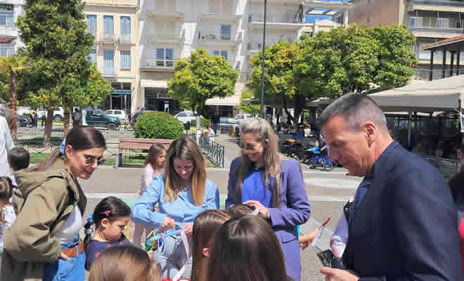 Μήνυμα αγάπης από τα μικρά παιδιά: «Κανένα σπίτι χωρίς λαμπάδα»