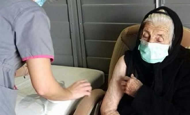 Εμβολιάστηκε η 100χρονη Ελένη Καλαπόθου από τα Παπαδιάνικα