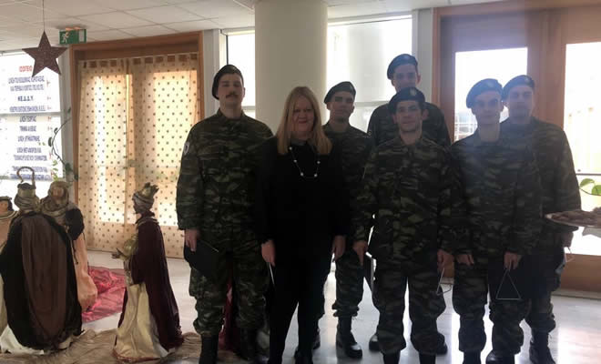 Αντιπροσωπεία στρατιωτών του ΚΕΕΜ, που έψαλλαν τα κάλαντα της Πρωτοχρονιάς, τη Δευτέρα 31 Δεκεμβρίου στο Διοικητήριο  ΠΕ Λακωνίας