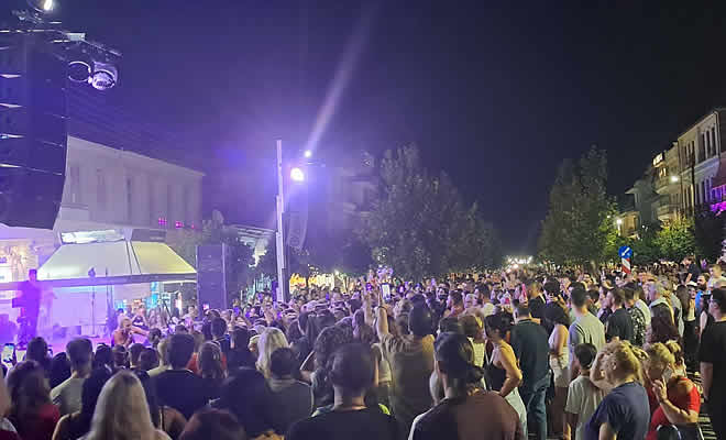 Μαγευτική «Λευκή Νύχτα» στη Σπάρτη υπό τον ρυθμό της Josephine – Μεγάλες προσφορές από τα εμπορικά καταστήματα