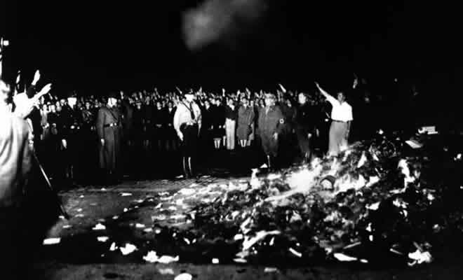 Η νύχτα που 25.000 βιβλία έπεσαν στην πυρά: «Όπου κάποιος καίει ιδέες, θα κάψει σύντομα και ανθρώπους»