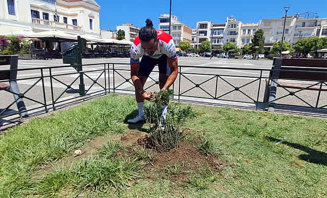 Από τον Τάραντα στην Σπάρτη: Η συμβολική φύτευση δέντρου από τον Αντριάνο Τέγκα «βαθαίνει» τις ρίζες του ιστορικού δεσμού των δύο πόλεων