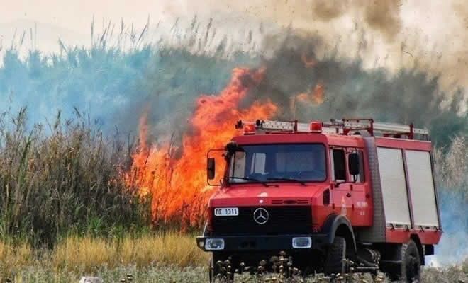 Μάχες δίνουν οι πυροσβεστικές δυνάμεις στην Aν. Μάνη για να κρατήσουν τις φλόγες μακριά από το Γύθειο