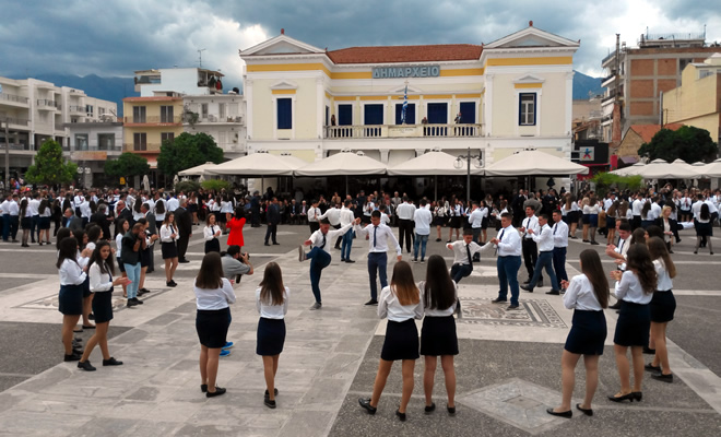 Οι «μαθητικοί χοροί» στην πλατεία της Σπάρτης