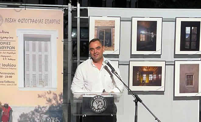 Ο Αντιπεριφερειάρχης Θεόδωρος Βερούτης στα εγκαίνια της έκθεσης φωτογραφίας «Ιστορίες Παραθύρων» της Λέσχης Φωτογραφίας Σπάρτης