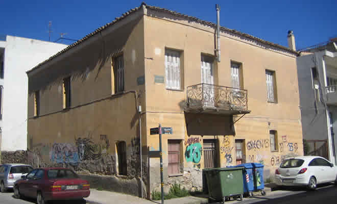 «Βρασίδου 98  και Αγίου Νίκωνος 118 - Ένα ακόμα παλαιό σπίτι καταρρέει» από τον Βαγγέλη Μητράκο