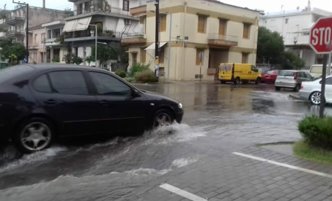 Σοβαρά προβλήματα στην κυκλοφορία πεζών και οχημάτων προκάλεσε η μεσημεριανή καταιγίδα