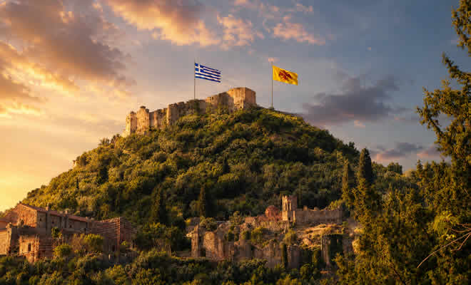 «Μια σημαία μπορεί να πει περισσότερα από χίλιες υποσχέσεις» από τον Βασίλη Λαδά