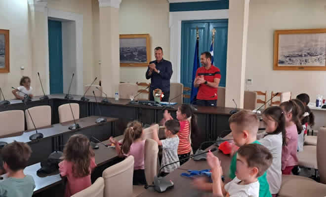 Ενώπιος ενωπίω με τους μαθητές του 8ου Νηπιαγωγείου ο Δήμαρχος Σπάρτης