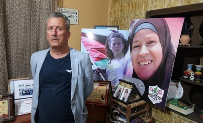 Συνέντευξη του πατέρα της Παλαιστίνιας ακτιβίστριας, Ahed Tamimi, στο σπίτι του στη Δυτική Όχθη της Παλαιστίνης