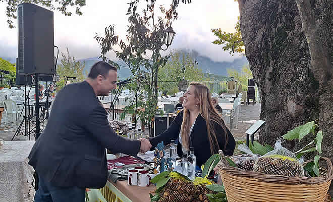 Ο Θεόδωρος Βερούτης στην 20η Γιορτή Κάστανου στην Άρνα: «Στηρίζοντας τον θεσμό, στηρίζουμε την περηφάνεια των κατοίκων της Άρνας» Ο Θεόδωρος Βερούτης στην 20η Γιορτή Κάστανου στην Άρνα: «Στηρίζοντας τον θεσμό, στηρίζουμε την περηφάνεια των κατοίκων της Άρνας»