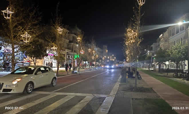 «Στο Φως των Φαναριών μια Πόλη που Προσπαθεί να Κρύψει το Σκοτάδι της» από τον Βασίλη Λαδά